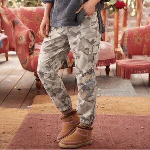 Sundance Vivant Embroidered Camo Joggers